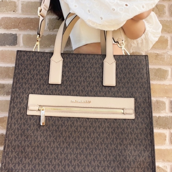 Pursed - Picture 2 of 5